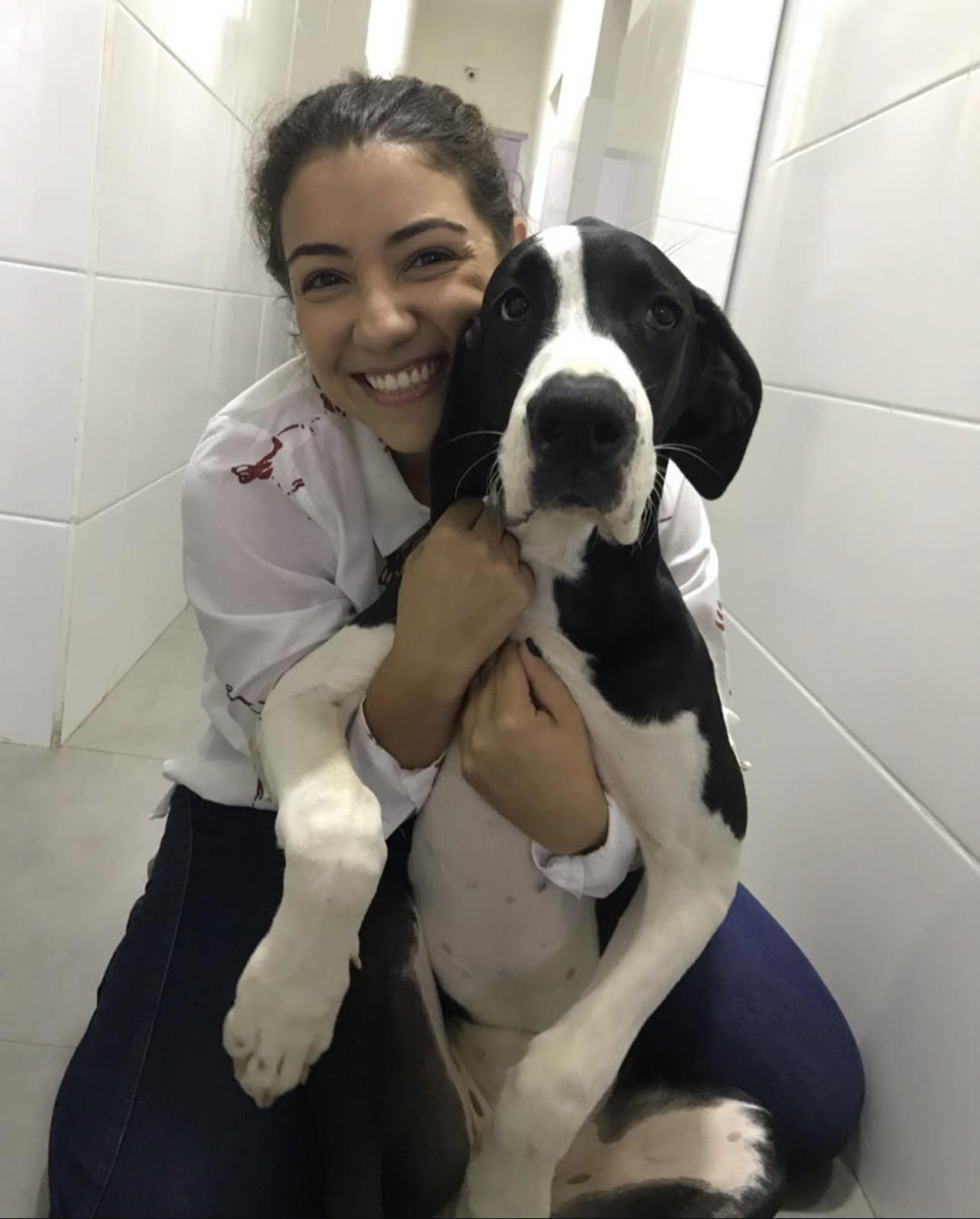 Dra. Carolline Justi com um cão